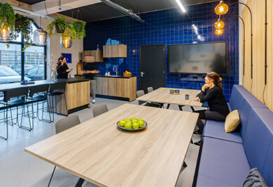 Kantine ingericht door OfficeCity, blauwe tegels, blauwe bank